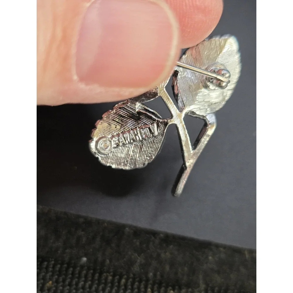 vintage Sarah Coventry silver-tone three-leaf brooch pin